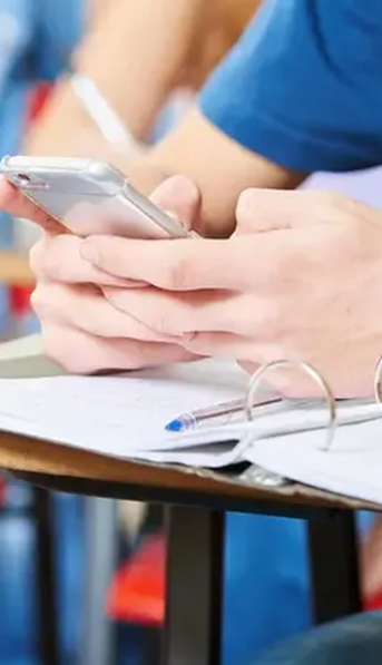 Por qué el 54% de los estudiantes argentinos de 15 años se distrae con su celular en clase