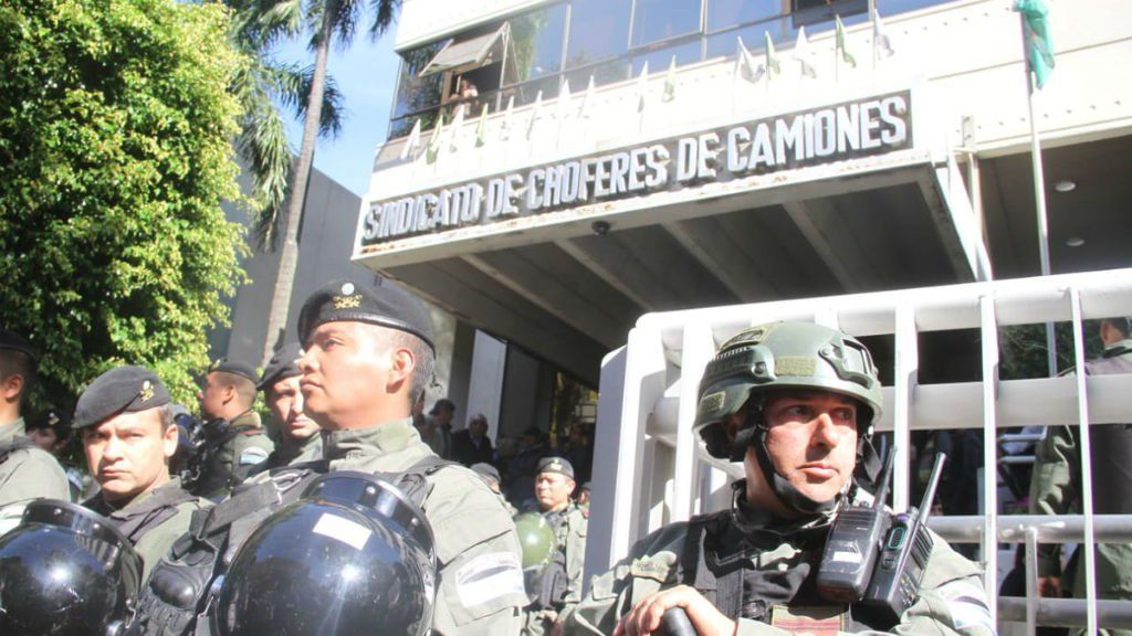 Allanan el sindicato de Camioneros por la causa Independiente