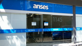 Jubilaciones, Pensiones, AUH, AUE: quiénes cobran este martes 13