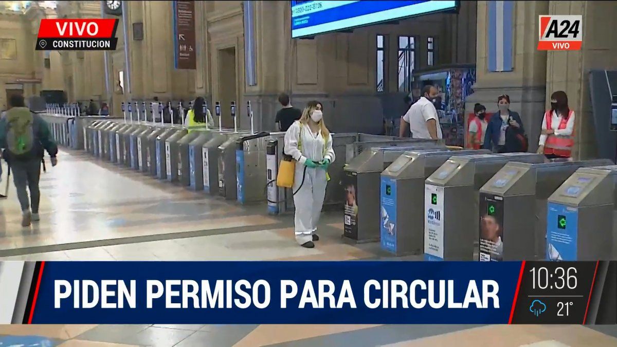 Así se realizaba un intenso operativo de limpieza y control en la estación Constitución (Foto: captura de TV).