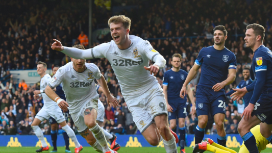 El Leeds de Bielsa sumó su quinto triunfo consecutivo y es líder del Championship