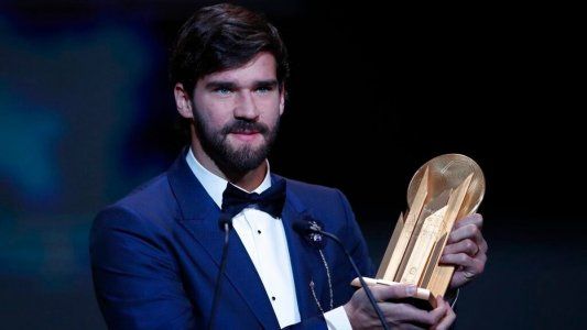 ¡El 1 de todos los 1! Alisson Becker se quedó con el premio al mejor arquero