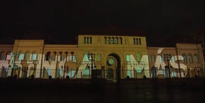 El Gobierno hizo un mapping sobre la Casa Rosada en homenaje a las Madres y Abuelas de Plaza de Mayo.