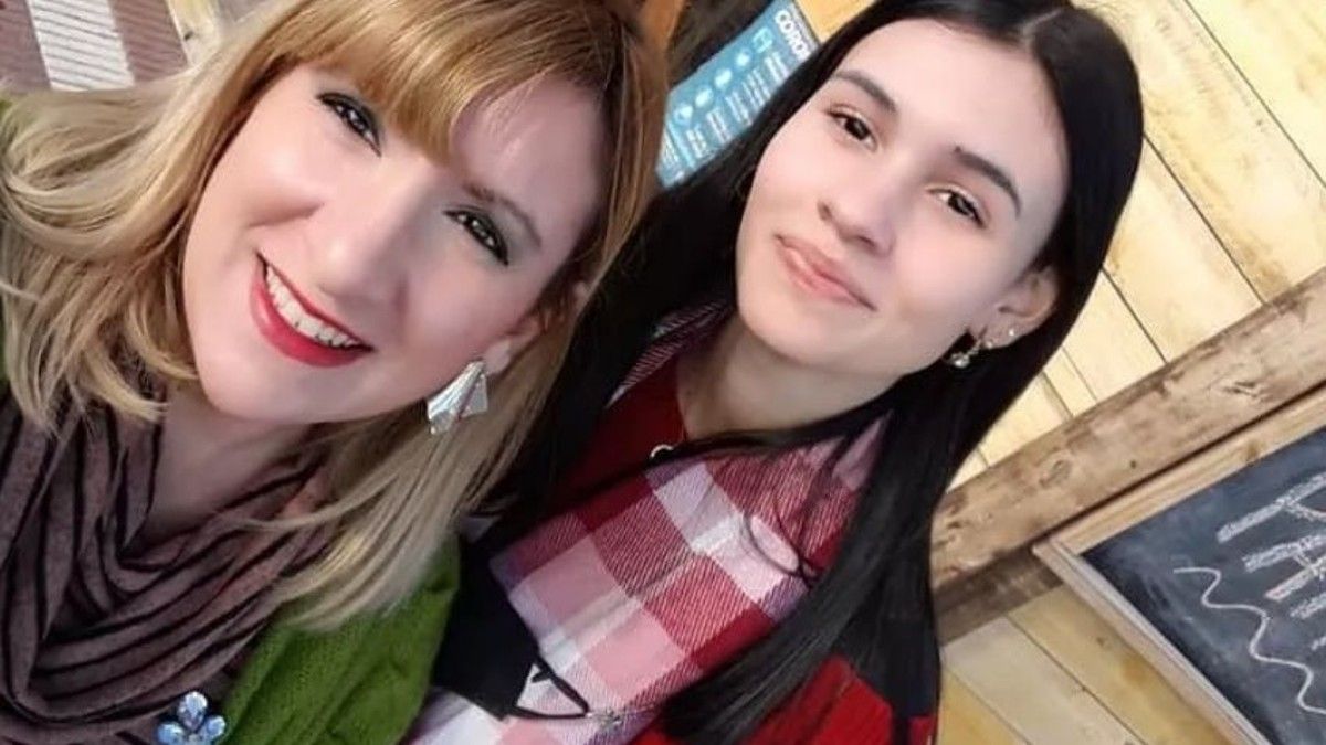 Agustina Fern&aacute;ndez junto a su mam&aacute;.&nbsp;
