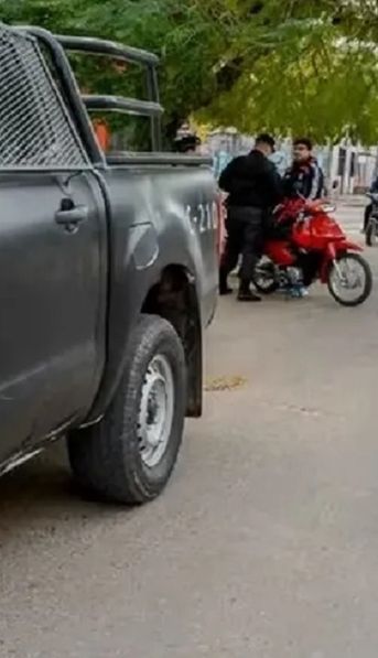 Un policía se disparó en los genitales sin querer mientras perseguía a un ladrón