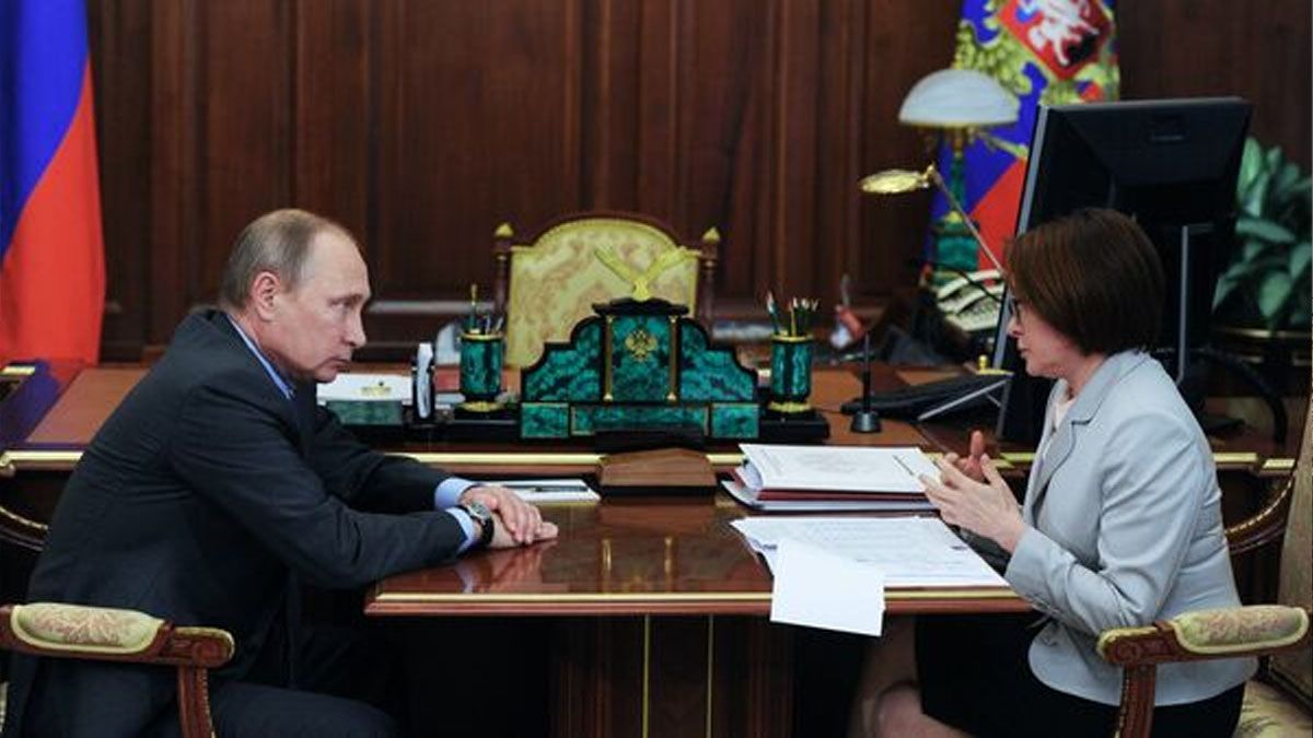Vladimir Putin no escucha las advertencias de Elvira Nabiúllina, directora del Banco Central ruso. La guerra y las sanciones agotan las reservas del país (Foto: Archivo)
