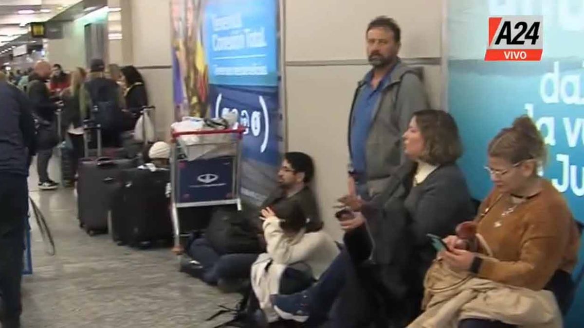 Demoras en Aeroparque por protesta de maleteros. (Foto: captura de video)