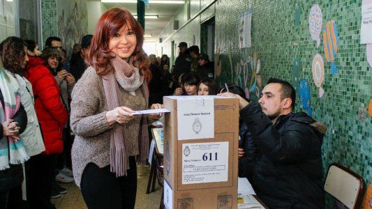 Entre selfies con militantes y sin hablar con los medios, votó Cristina en Santa Cruz