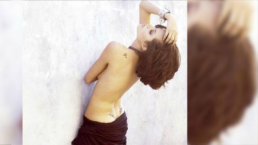 Se publican fotos inéditas de Angelina Jolie haciendo topless en 1995