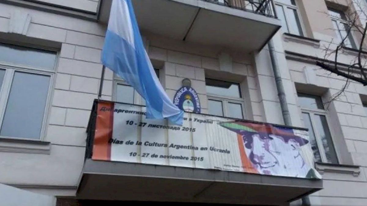 La embajada argentina en Kiev atacada por las bombas rusas. En la administración anterior, la cancillería había decidido su evacuación ante la guerra entre Rusia y Ucrania. (Foto: Genitleza Diario Hoy)