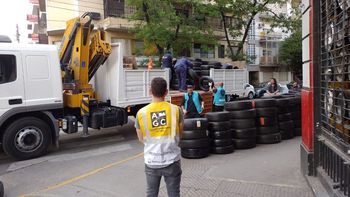 Golpe al mercado negro: secuestran cubiertas y llantas que vendían de forma ilegal en dos gomerías de Caballito