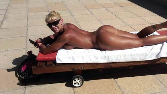 Mónica Farro mostró cómo toma sol...  ¡Completamente desnuda!