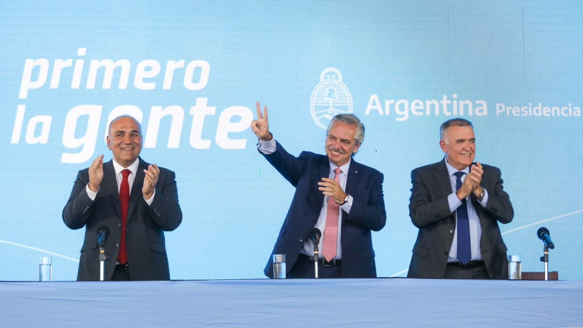 El presidente Alberto Fernández estuvo en Tucumán junto a los locales Juan Manzur y Osvaldo Jaldo (Foto: Télam).