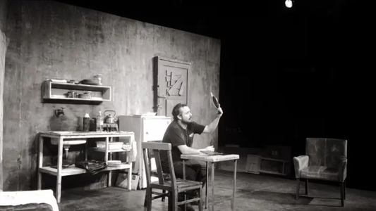 Encontraron muerto a un reconocido actor después de una cita con dos mujeres