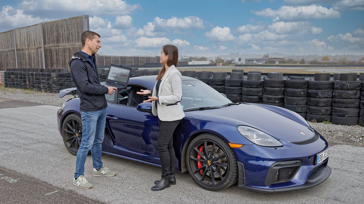 Porsche utiliza inteligencia artificial (IA) en el desarrollo de sus vehículos para hacer que los sistemas de propulsión sean más eficientes y optimizar los procesos. La inteligencia artificial da a los computadores la capacidad de analizar problemas y resolverlos automáticamente