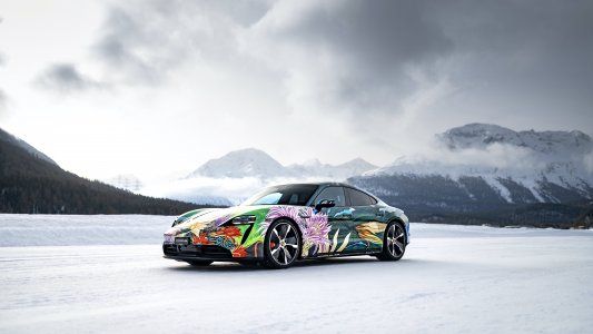 El Porsche Taycan Artcar fue subastado por 200.000 dólares