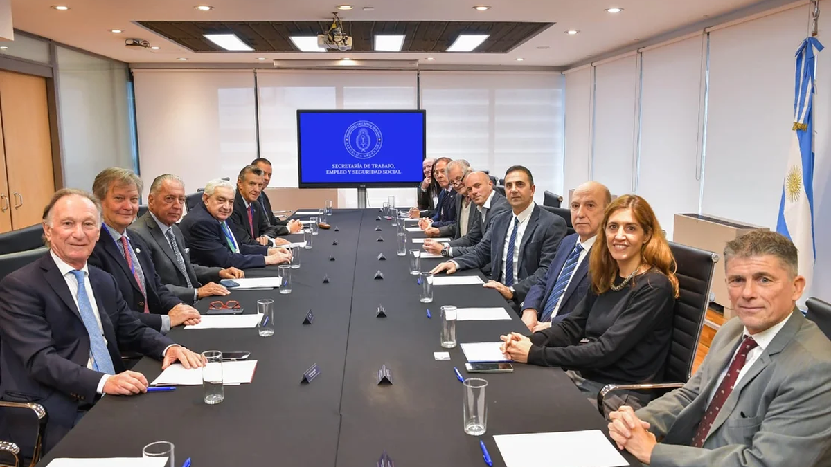 Trabajo oficializó la mesa tripartita entre el sindicalismo