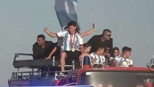 Caravana y paseo en autobomba: el tremendo homenaje a Julián Álvarez en Calchín tras ser campeón del mundo