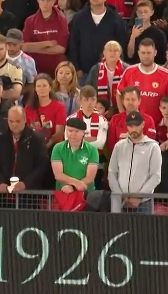 El estremecedor minuto de silencio en Old Trafford en homenaje a la Reina Isabel II