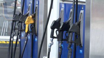 Mediante un decreto, el Gobierno volvió a postergar el aumento de las naftas