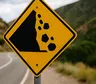 Qué indica la señal amarilla con piedras cayendo y por qué conviene prestarle atención