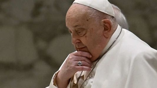 El Papa Francisco sigue hospitalizado por una neumonía: qué dice el último parte médico