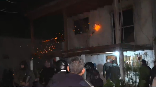 Furia en Tigre: tras la detención del presunto femicida de Aixa, intentaron linchar a su abuela y prender fuego su casa
