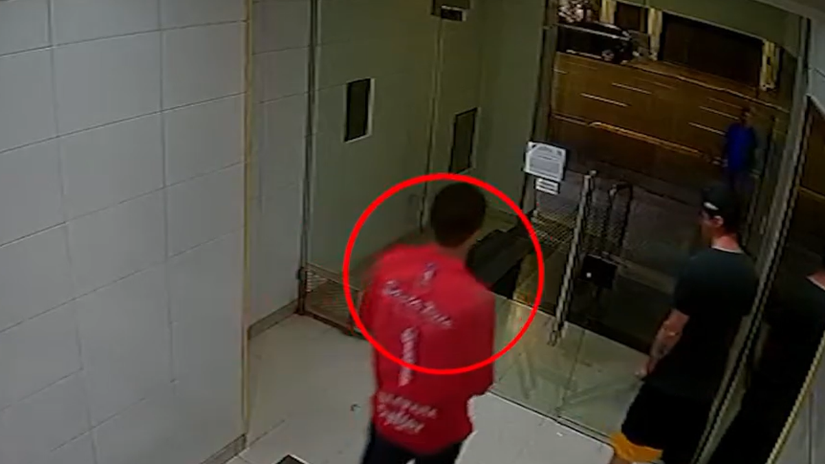 Los agresores bajaron de un edificio. 