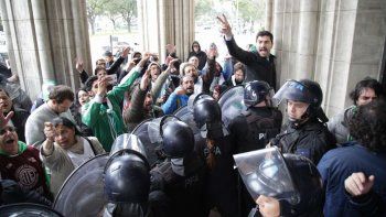 Hubo tensión frente al Ministerio de Agroindustria por el reclamo tras 548 despidos