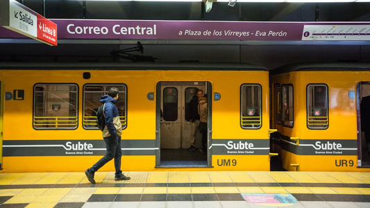 Todas las líneas del subte porteño se encuentran interrumpidas por la multitud que viaja al Obelisco