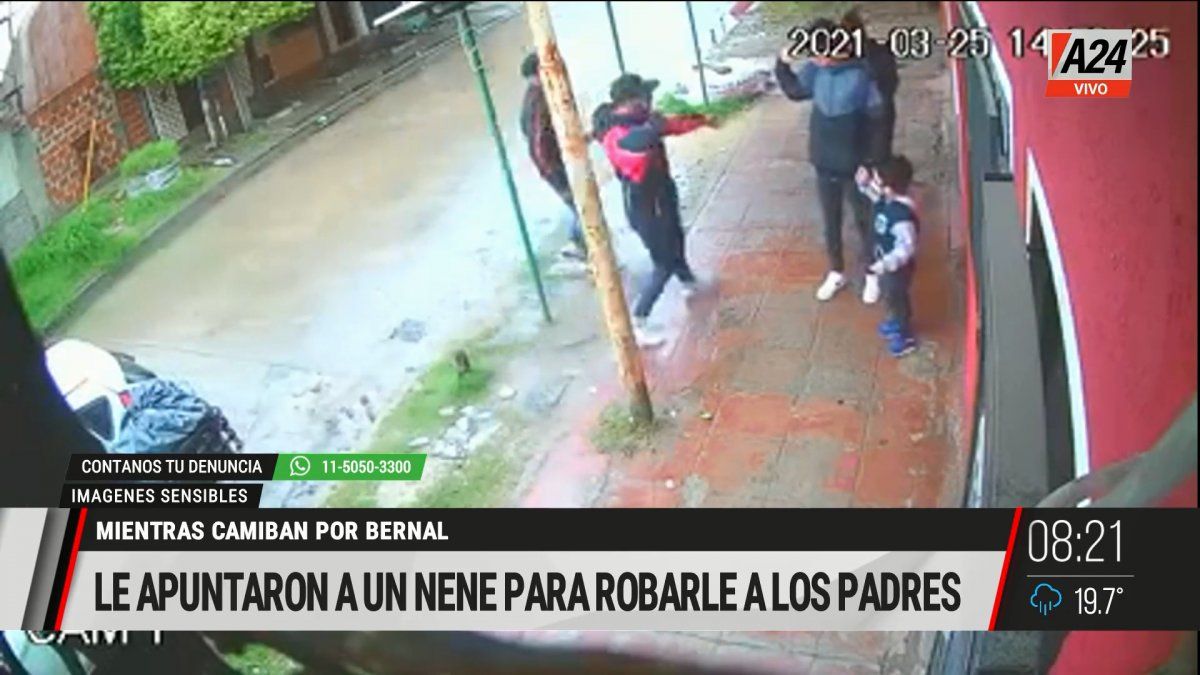 Quilmes: los delincuentes apuntan con un arma al menor para robarle a una pareja. (Captura de Tv)