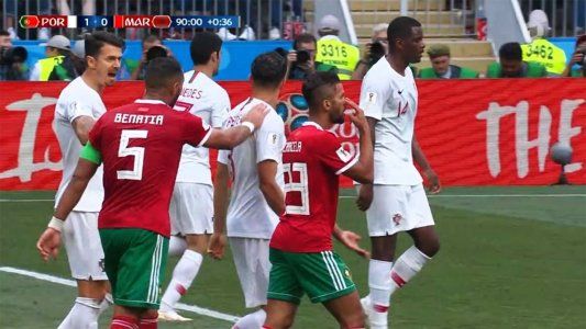 Ridícula actuación de Pepe ante una palmada en la espalda del marroquí Benatia