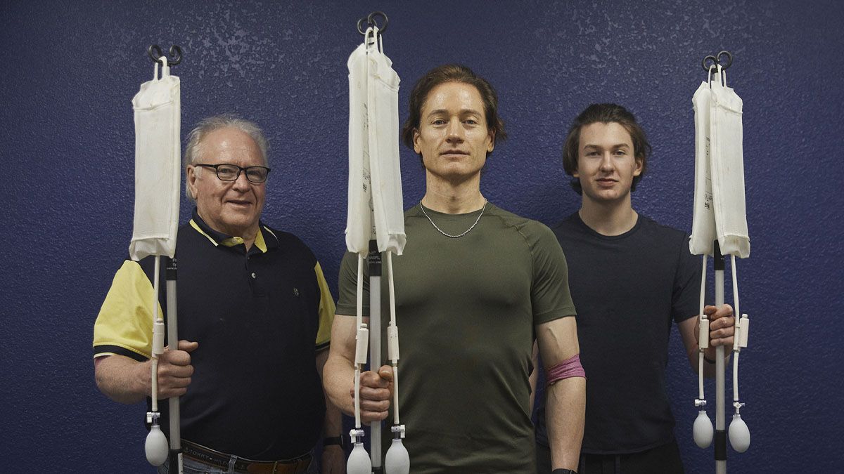 Bryan Richardson junto a su hijo y a su padre. El magnate del software utiliza la transfusión de sangre para conseguir la vida eterna. (Foto: Gentileza Bloomberg) 