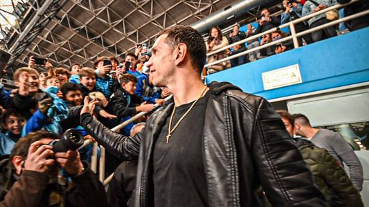 Dibu Martínez fue condecorado en Mar del Plata, su ciudad natal, y no pudo contener las lágrimas