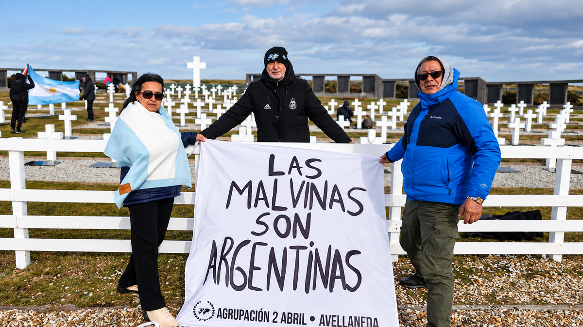Las Malvinas son argentinas: la réplica de la bandera de la Selección que llegó a las Islas