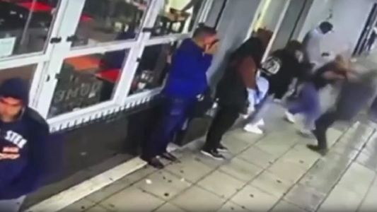 Discutió porque le negaron usar el baño de una pizzería y el encargado lo noqueó: Está grave