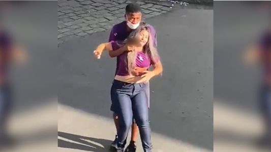 Video: tomó de rehén a una chica, la Policía lo mató y los vecinos aplaudieron