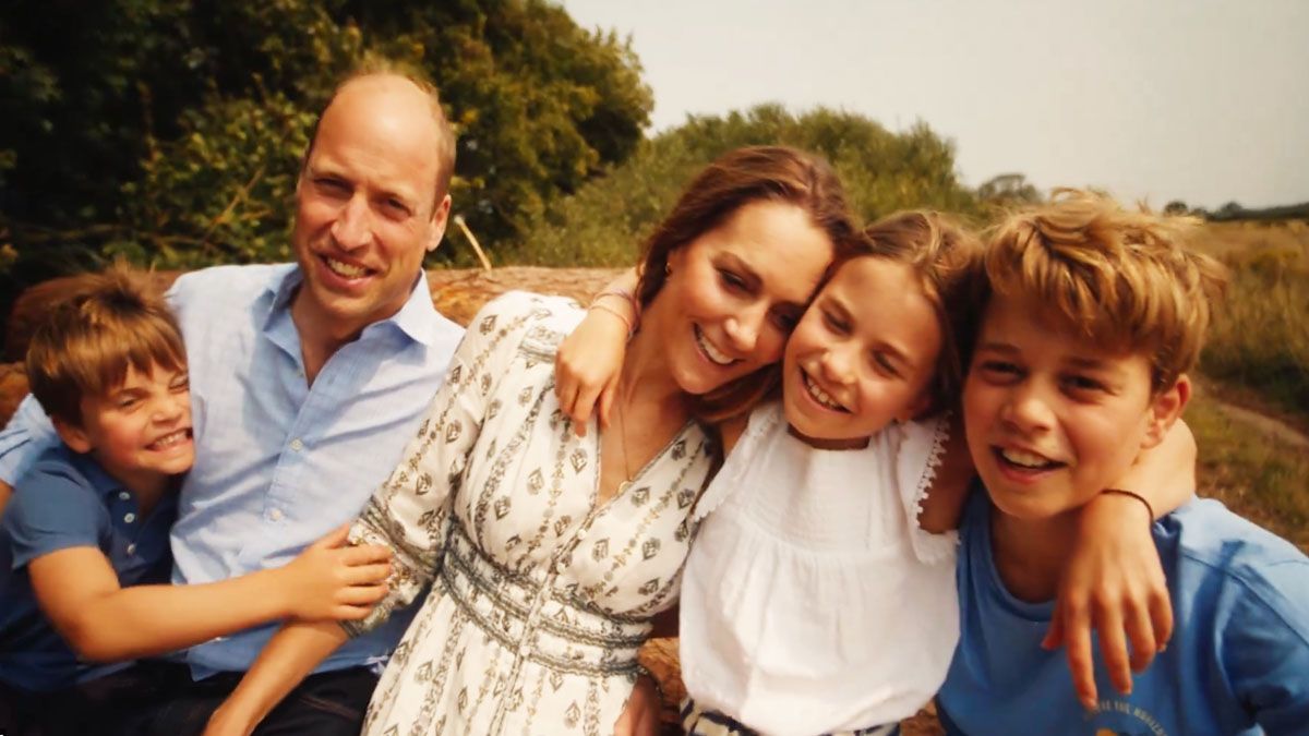 Kate y su familia en un campo en el lugar en que se recluyó para su tratamiento de quimioterapia.(Foto: Captura de TV)