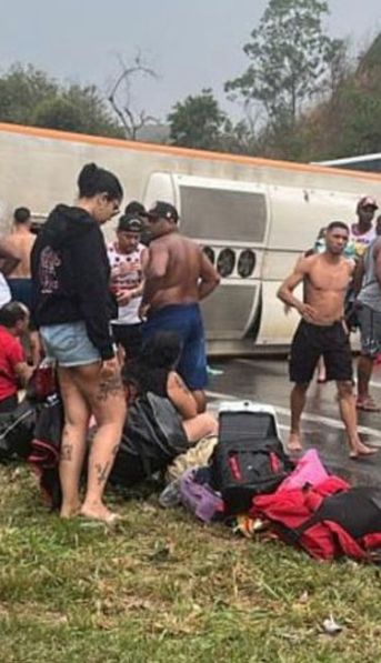 Preocupación: volcó un micro con hinchas de Flamengo que viajaban para el partido vs. Racing y hay heridos de gravedad