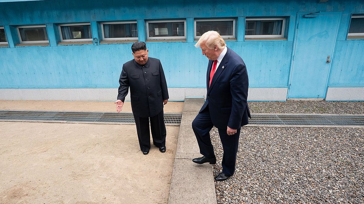 Un momento histórico. Donald Trump cruza el paralelo 38 que marca la frontera entre ambas Coreas. Fue el 30 de enero de 2019, bajo la atenta mirada de Kim Jong Un. (Foto: Gentileza The Political room)