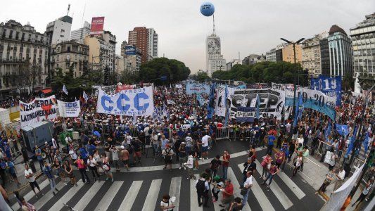 En medio del tironeo por las tarifas, llega a Plaza de Mayo la marcha federal de los movimientos sociales