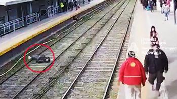 Video: un hombre convulsionó y cayó a las vías del tren San Martín