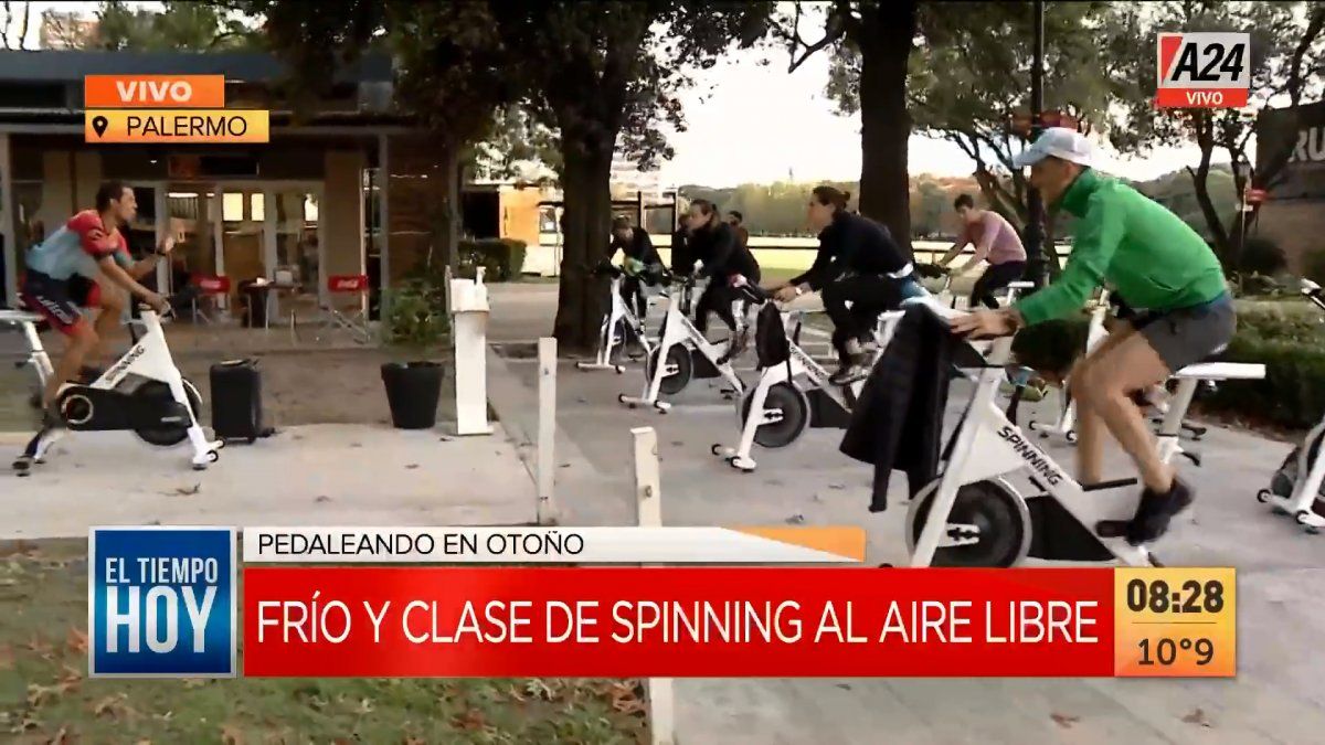 Así se realiza una clase de spinning al aire libre. (Captura de Tv)