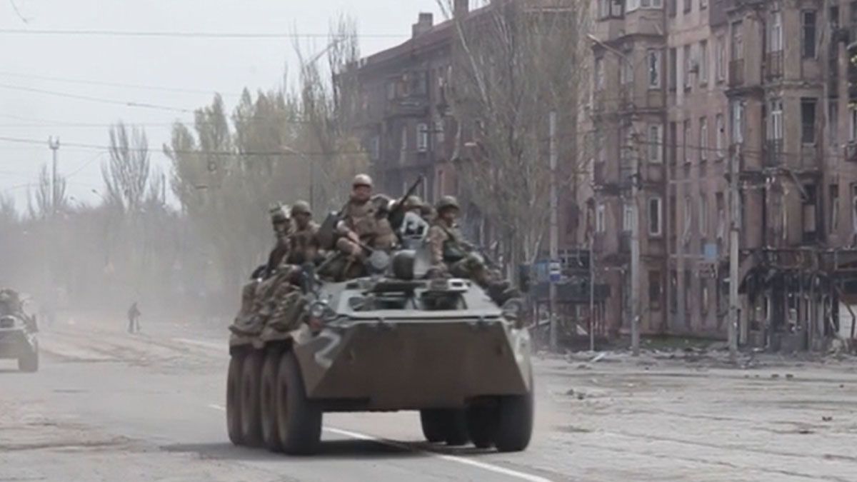 Un tanque ruso avanza por Mariupol (Foto: AP)