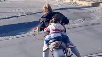Indignación en Catamarca por el video de una mujer en moto junto a su hija y una cerveza en la mano