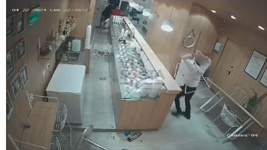 Caos y violencia por una pelea a los sillazos en una reconocida heladería