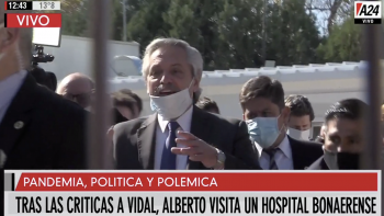 Alberto visitó un hospital en el conurbano y se sacó el barbijo para saludar a la gente