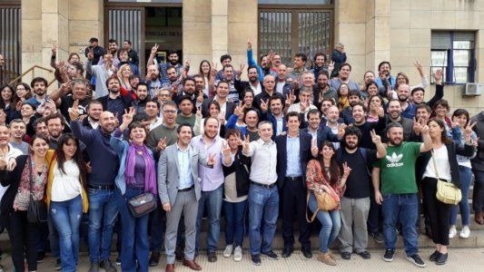 Como un rockstar: el Cuervo Larroque fue a declarar a Comodoro Py rodeado de militantes y con guiños de campaña