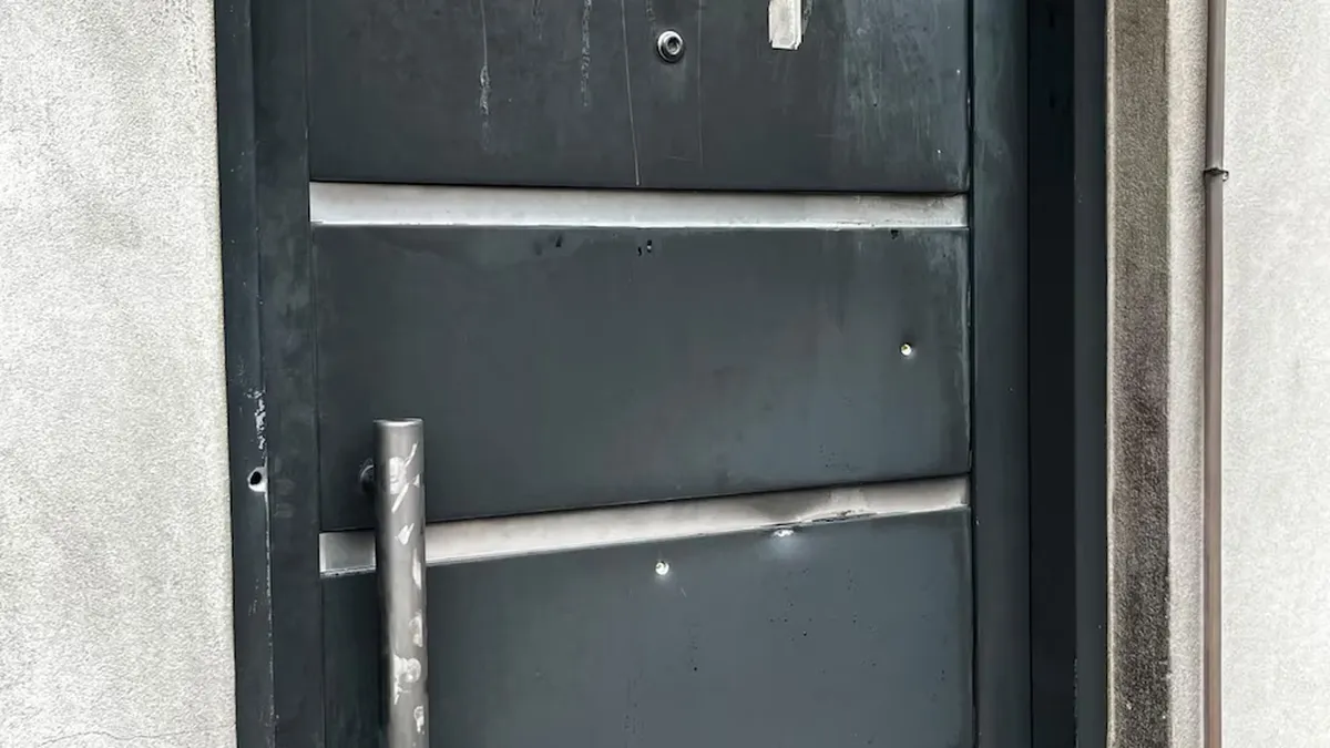 La puerta baleada del presunto asesino del barra de Colón. (Foto: captura)