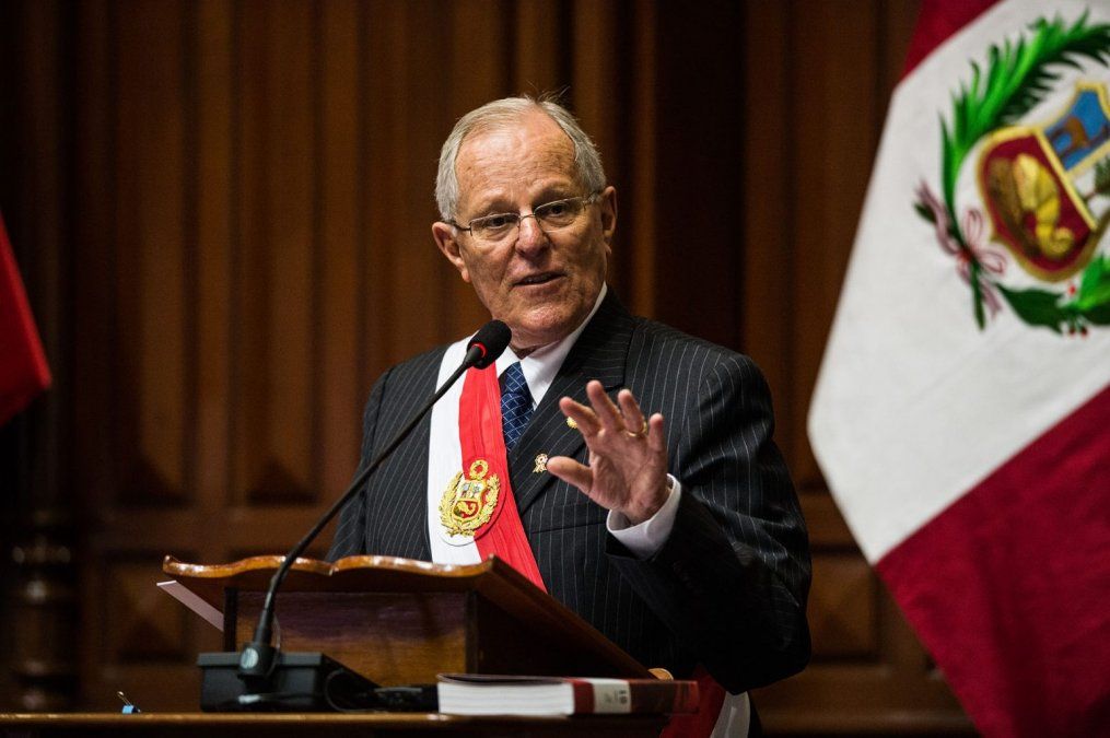 Acorralado por denuncias de corrupción, renunció el presidente de Perú